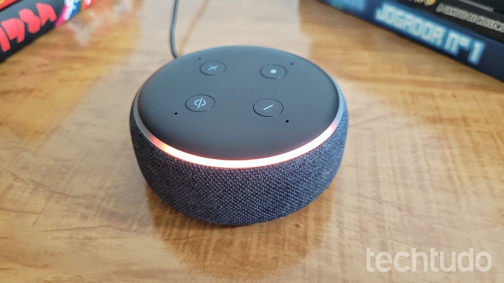 Echo Dot (3ª geração) pode ser ideal para quem quer fazer faxina ouvindo música — Foto: Lucas Santos/TechTudo