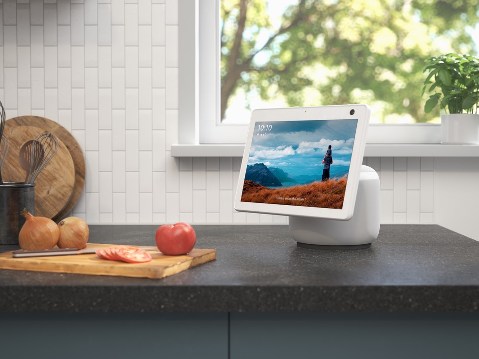 Amazon Echo Show 10 tem tela capaz de "seguir" o usuário — Foto: Divulgação/Amazon