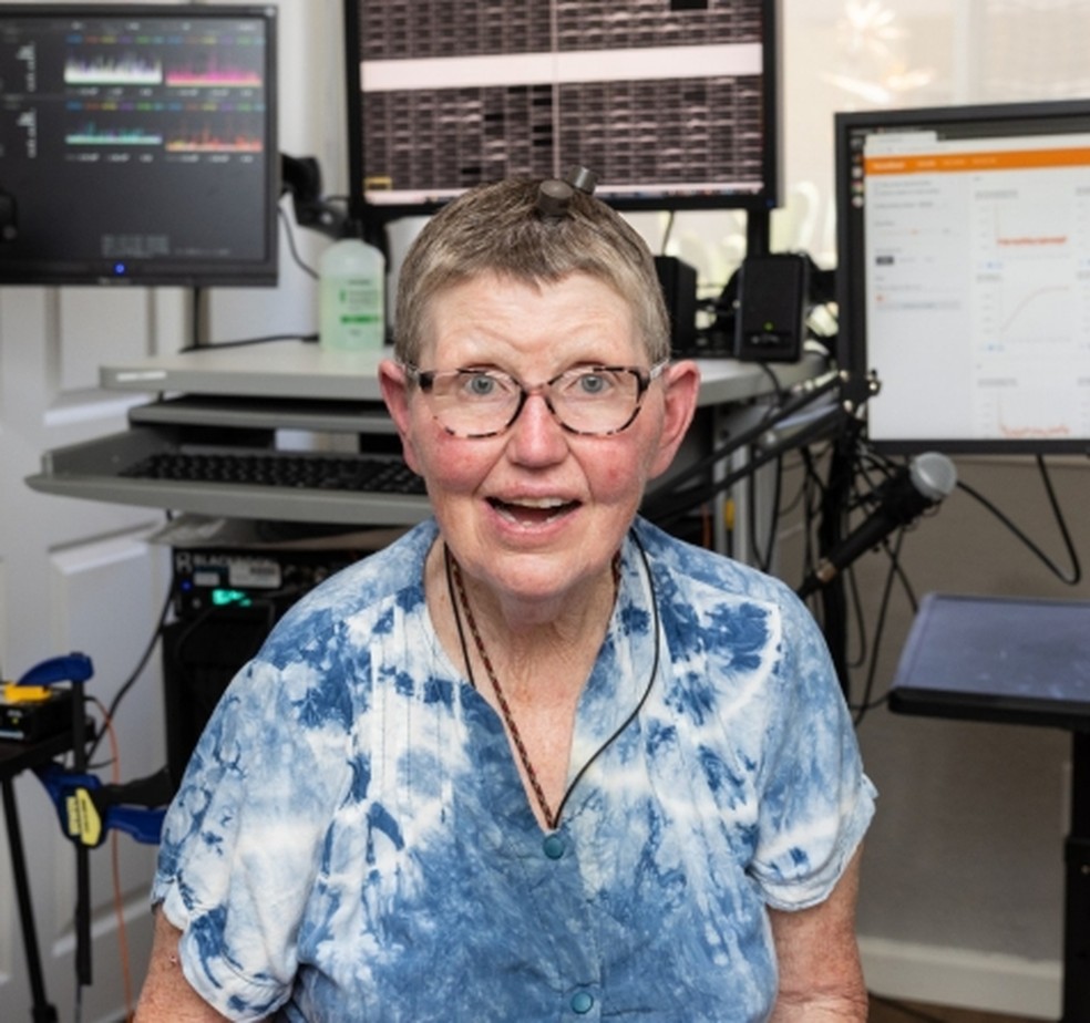 Pat Bennett, de 68, participou do estudo da Universidade de Stanford sobre chips cerebrais com inteligência artificial — Foto: Reprodução/Stanford Medicine/Steve Fisch