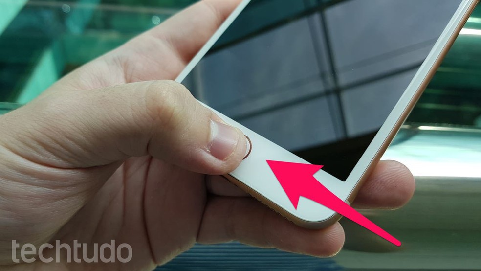 Pressione o botão de Início no iPhone 8 para ativar a Siri — Foto: Bruno De Blasi/TechTudo