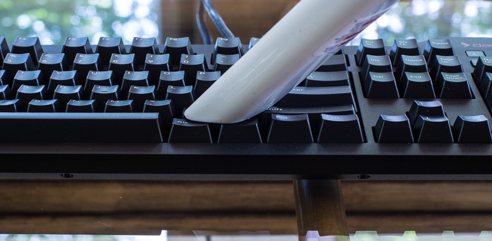 O uso frequente do aspirador de resíduos no teclado mecânico ajuda a mantê-lo limpo e com melhor performance — Foto: Reprodução/DasKeyboard