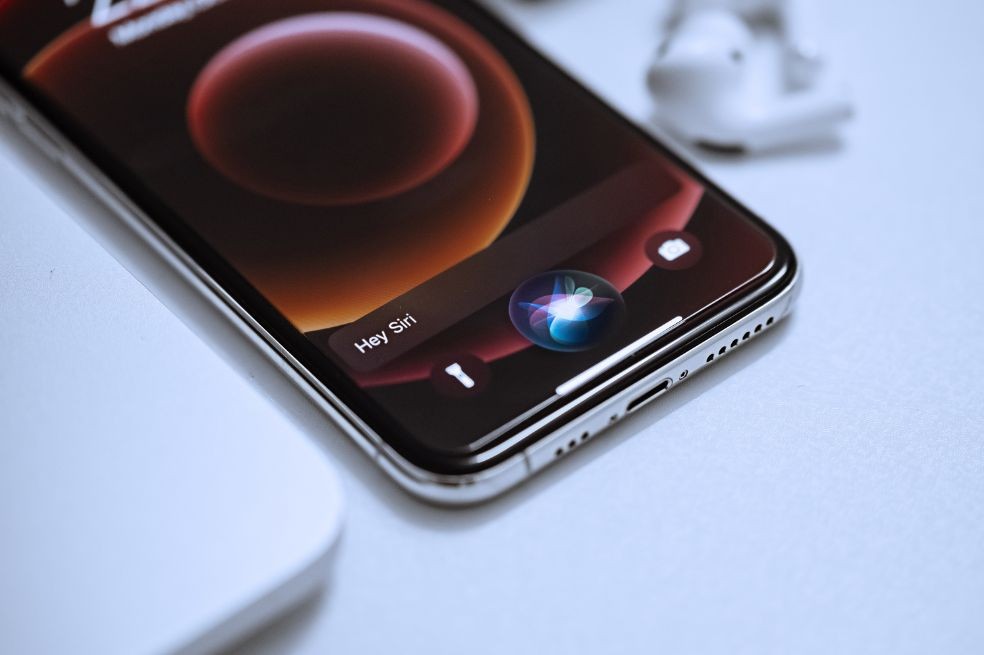 Acione a siri caso o iPhone esteja travado e peça para reiniciá-lo — Foto:  Reprodução/Unsplash/Omid Armin