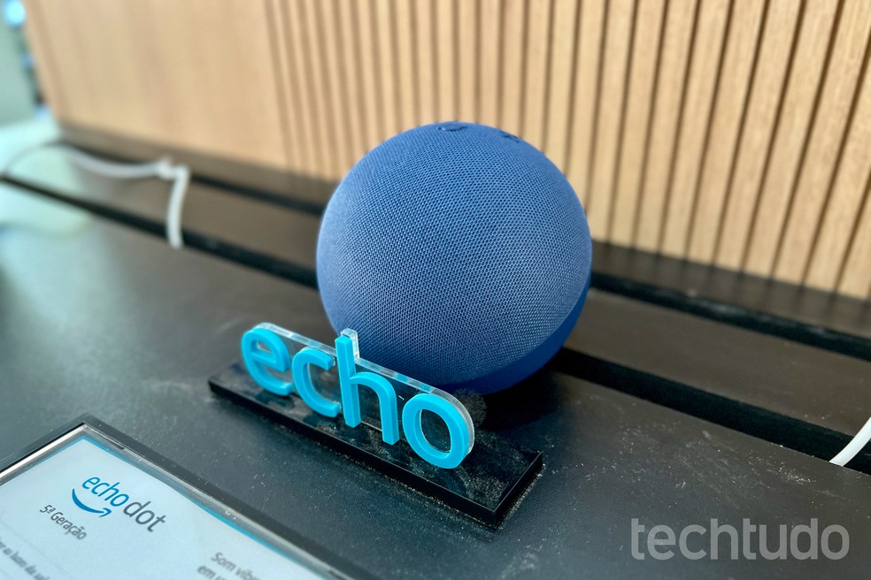 A Echo Dot 5 com relógio está disponível em azul ou branco — Foto: Rubens Achilles/TechTudo