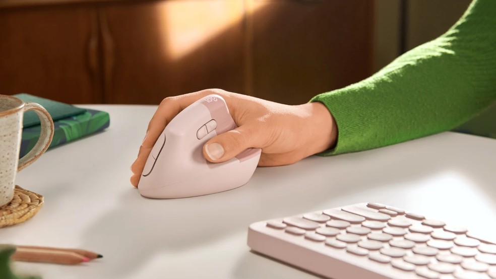 Lift mouse vertical Logitech é indicado para quem tem mãos pequenas e médias — Foto: Divulgação/Logitech