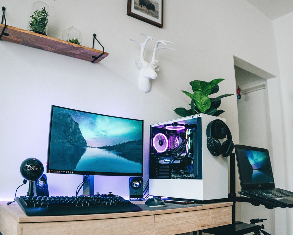 Especialmente valorizados pelos gamers, os testes de benchmark ajudam na decisão de compra de CPUs e GPUs — Foto: Unsplash/Andre Tan