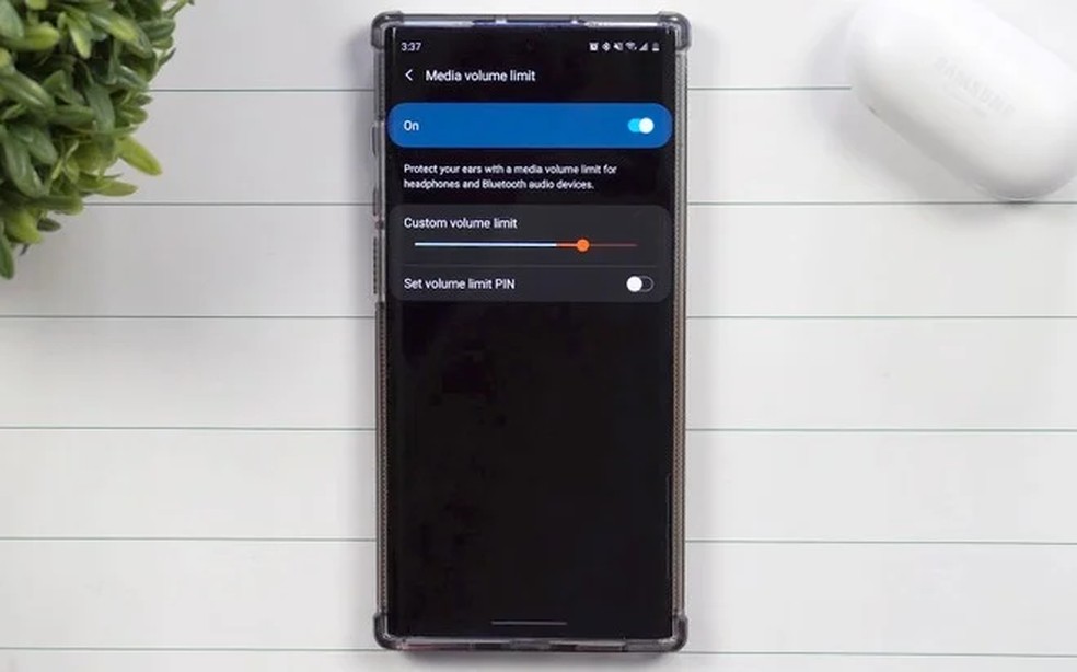 Alguns celulares permitem que o usuário defina o limite de volume máximo para o seu dispositivo — Foto: Reprodução/Samsung