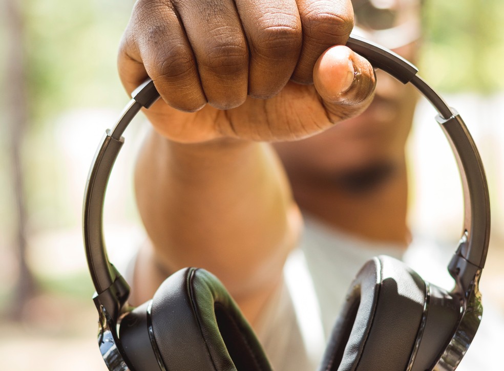 Segurar o fone de ouvido à sua frente com o braço estendido é uma forma de conferir o volume do aparelho — Foto: Reprodução/Unsplash/Larry George II