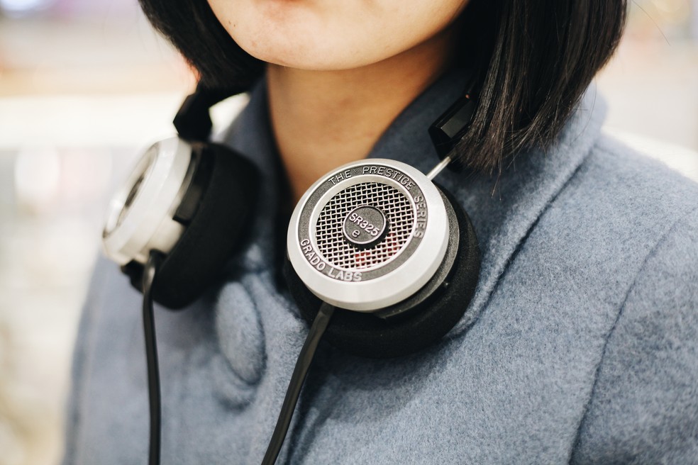 É possível averiguar se o volume do fone de ouvido está muito alto com um teste caseiro de audição — Foto: Reprodução/Unsplash/Alphacolor