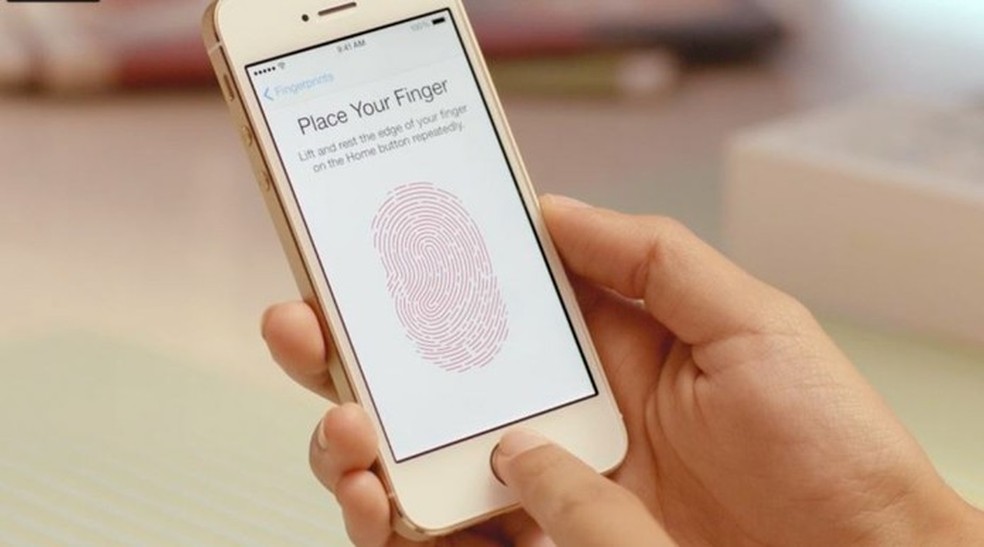 iiPhone 5S lançado em 2013 introduziu o recurso Touch ID, que virou tendência de mercado — Foto: Divulgação/Apple