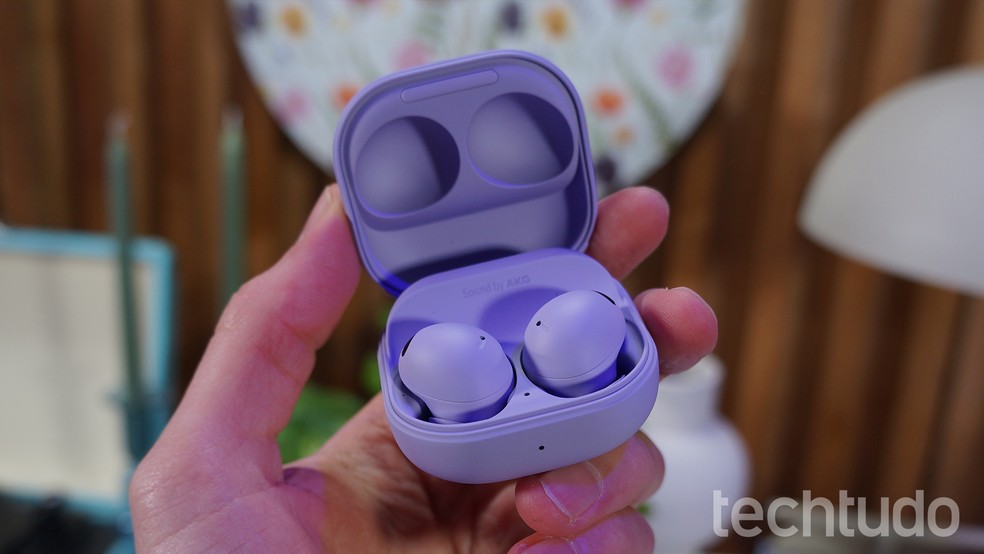 Galaxy Buds 2 Pro é o fone premium da Samsung e um dos principais concorrentes do Redmi Buds 4 Pro — Foto: Thássius Veloso/TechTudo