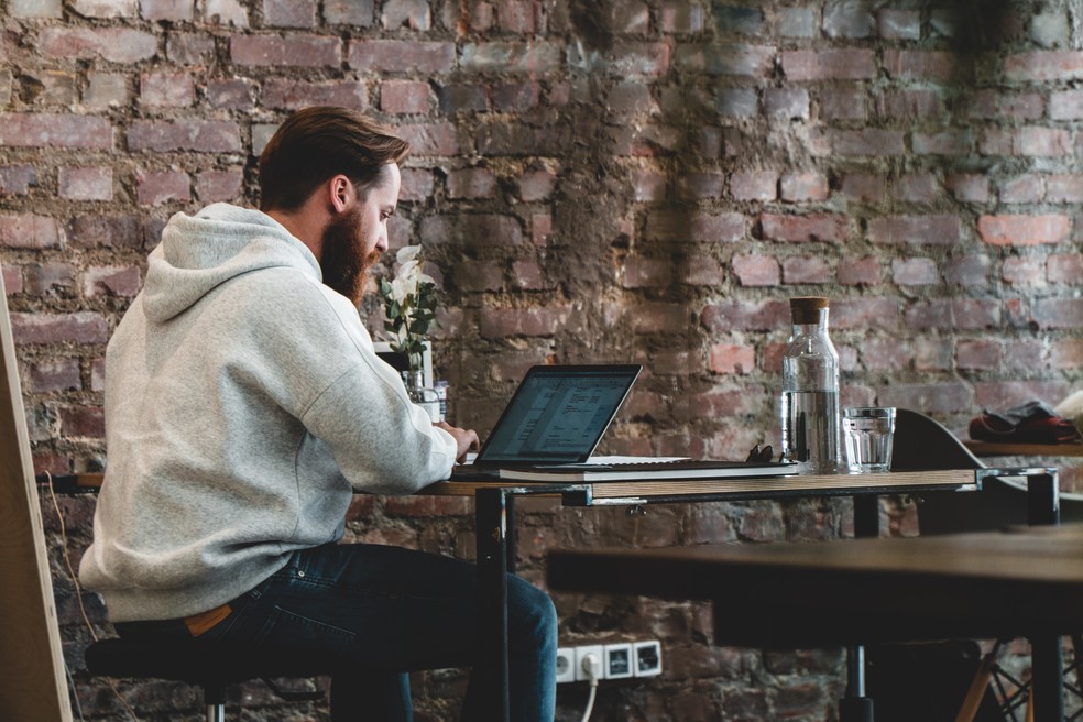 Um notebook focado na portabilidade e com boas especificações é essencial para o estilo de vida nômade — Foto: Reprodução/Unsplash/Jonathan Kemper