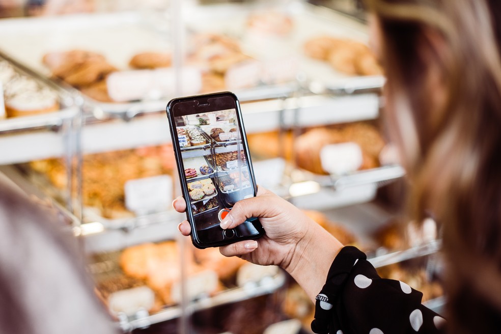 Investir em um celular com um bom conjunto de câmeras é essencial para os nômades que gostam de registrar suas viagens — Foto: Reprodução/Unsplash/Jenna Day