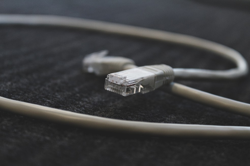 Ação também pode ser realizada com cabo Ethernet — Foto: Reprodução/Unsplash