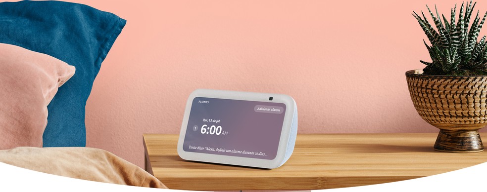 Dispositivos equipados com câmeras, como a Echo Show, tentarão detectar quando uma pessoa espera que a Alexa continue a conversa e quando ela termina. — Foto: Divulgação/Amazon