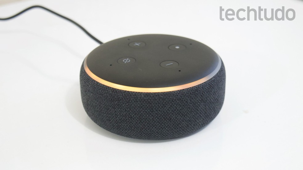 Amazon Echo Dot exibe uma luz laranja quando está em modo de configuração — Foto: Marvin Costa/TechTudo