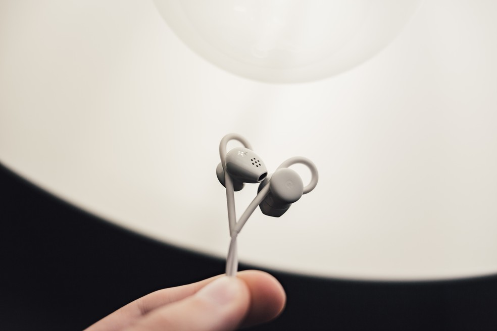 Higienizar fones de ouvido regularmente pode contribuir para a preservação da saúde auditiva — Foto: Reprodução/Unsplash/Jordan Cormack