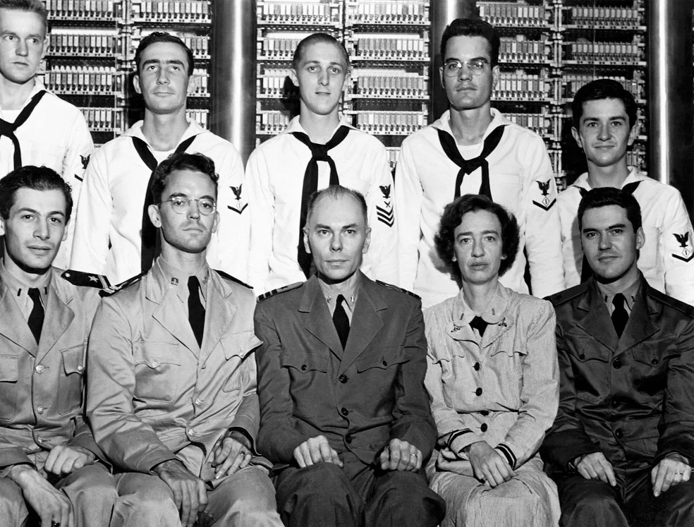 Grace Hopper e equipe responsável pelo desenvolvimento do computador Harvard Mark I em 1944 — Foto: Reprodução/U.S. Department of Defense