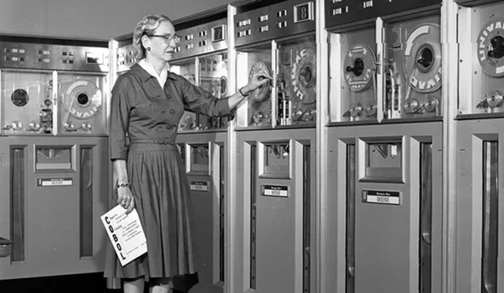 Grace Hopper trabalhando no UNIVAC — Foto: Reprodução/Yale