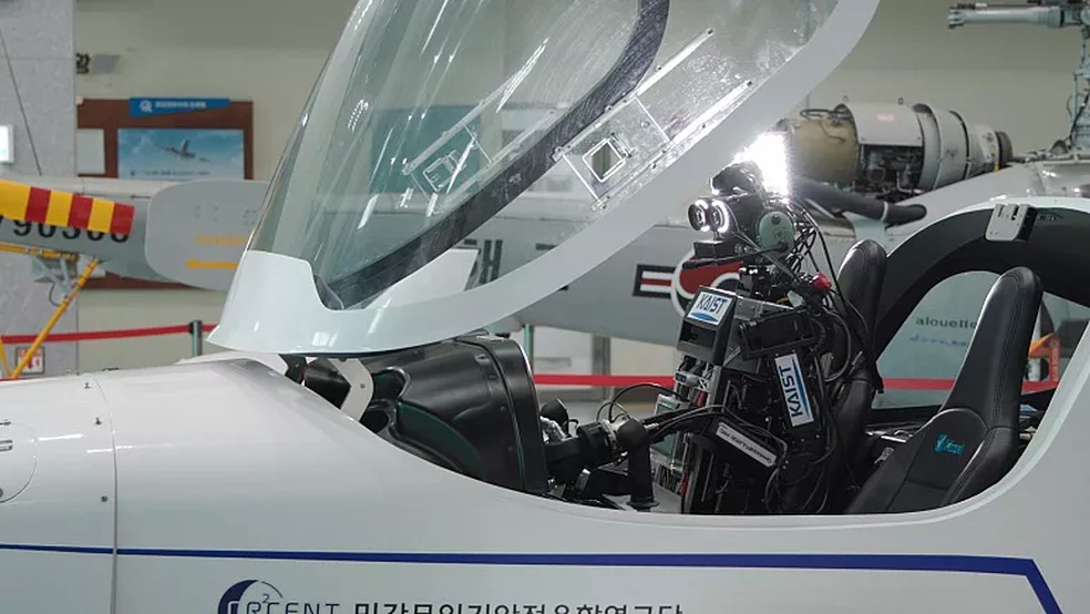 Pibot é capaz de pilotar uma aeronave sem adaptações no cockpit — Foto: Reprodução/Euronews