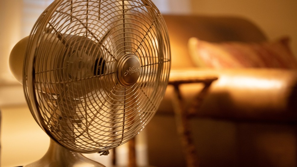 O ventilador é uma ferramenta indispensável no verão  — Foto: Unsplash/Delaney Van