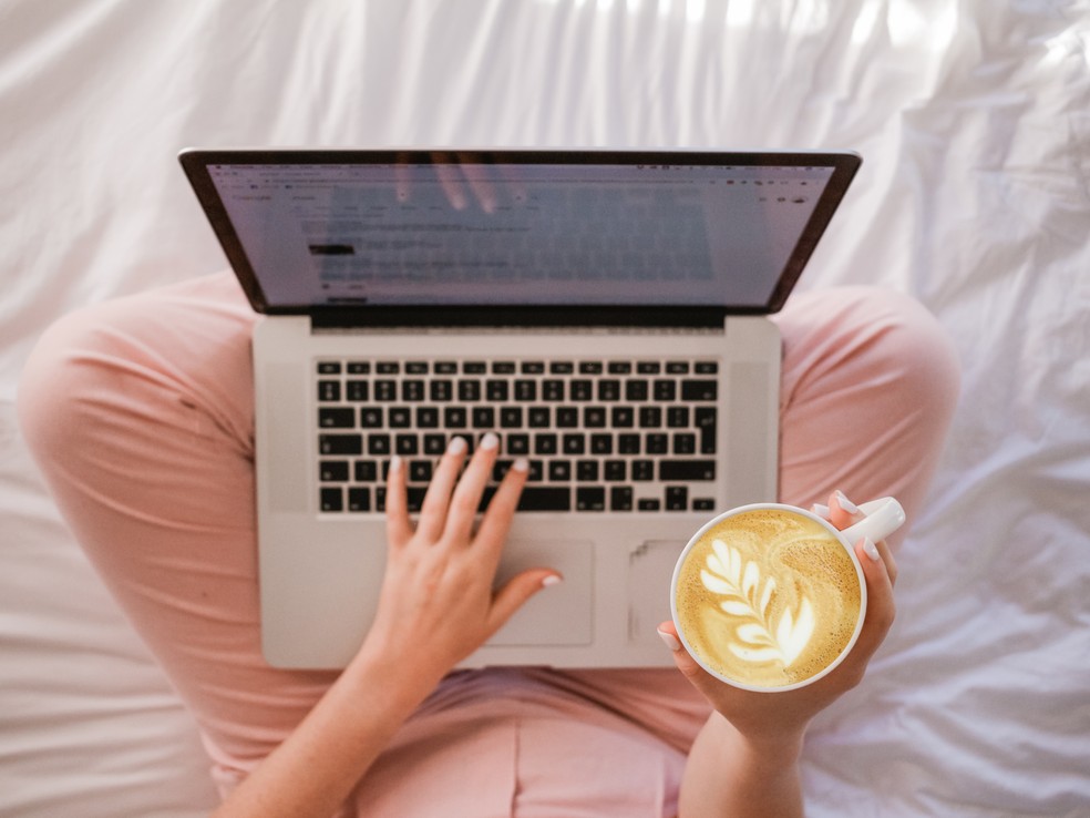 A cama é um dos locais onde mais se usa o notebook no colo, e onde pode oferecer mais riscos ergonômicos — Foto: Reprodução/Unsplash/Sincerely Media