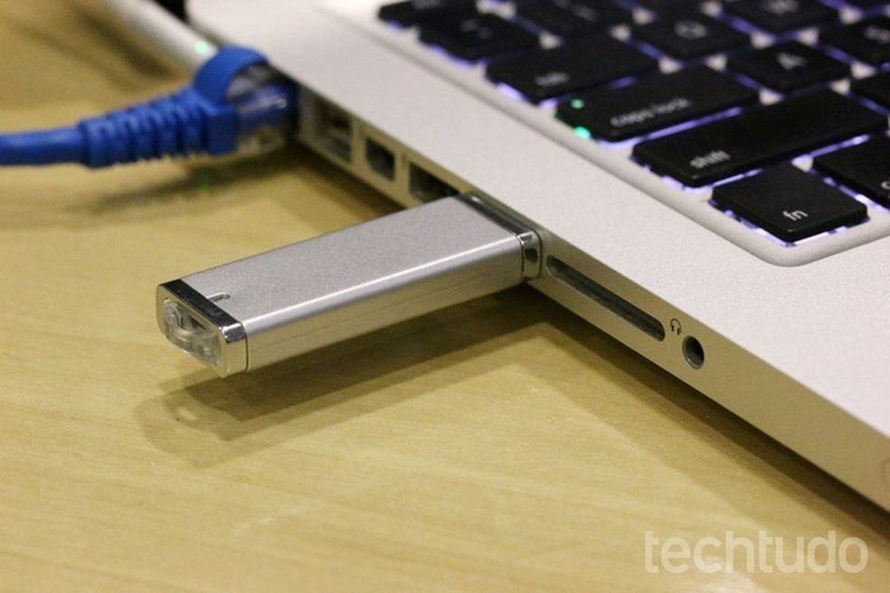 Aprenda a recuperar um pendrive com defeito pelo MS-DOS — Foto: Luciana Maline/TechTudo