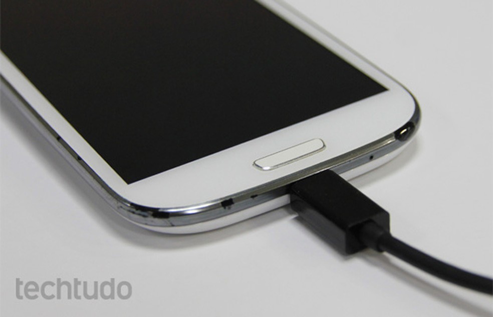 É necessário conectar o celular via USB — Foto: TechTudo