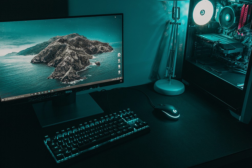 Comprar um PC novo e trocar componentes de seu computador antigo são formas de melhorar o desempenho — Foto: Reprodução/Unsplash/Daniel Eliashevskyi