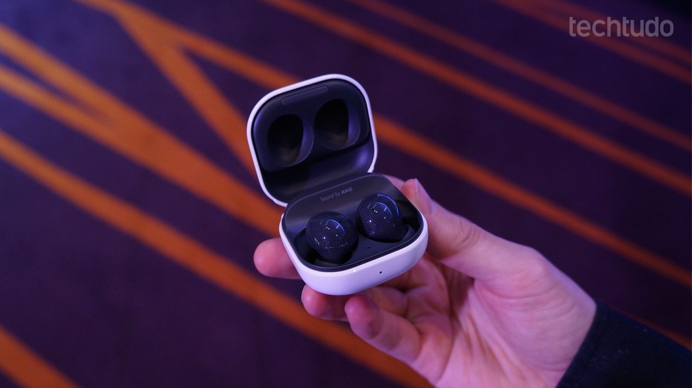 Galaxy Buds 2 possui Cancelamento de Ruído Ativo, boa qualidade de som e ajuste confortável — Foto: Thássius Veloso/TechTudo