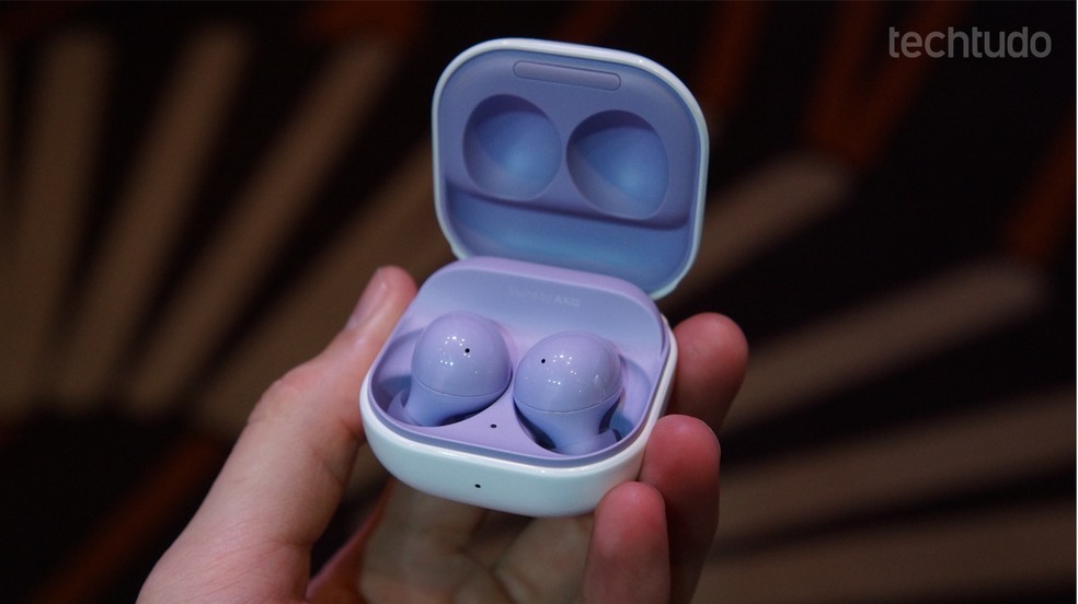 Galaxy Buds 2 tem design renovado — Foto: Thássius Veloso/TechTudo