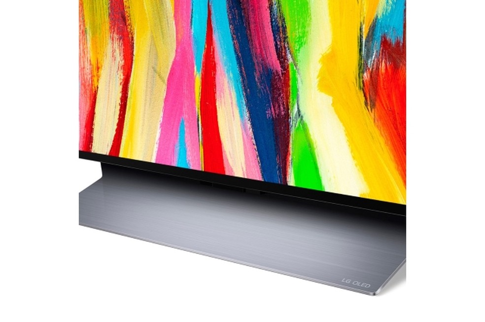 OLED Evo C2 de 65" tem base central que adiciona bastante peso ao equipamento. — Foto: Divulgação/LG