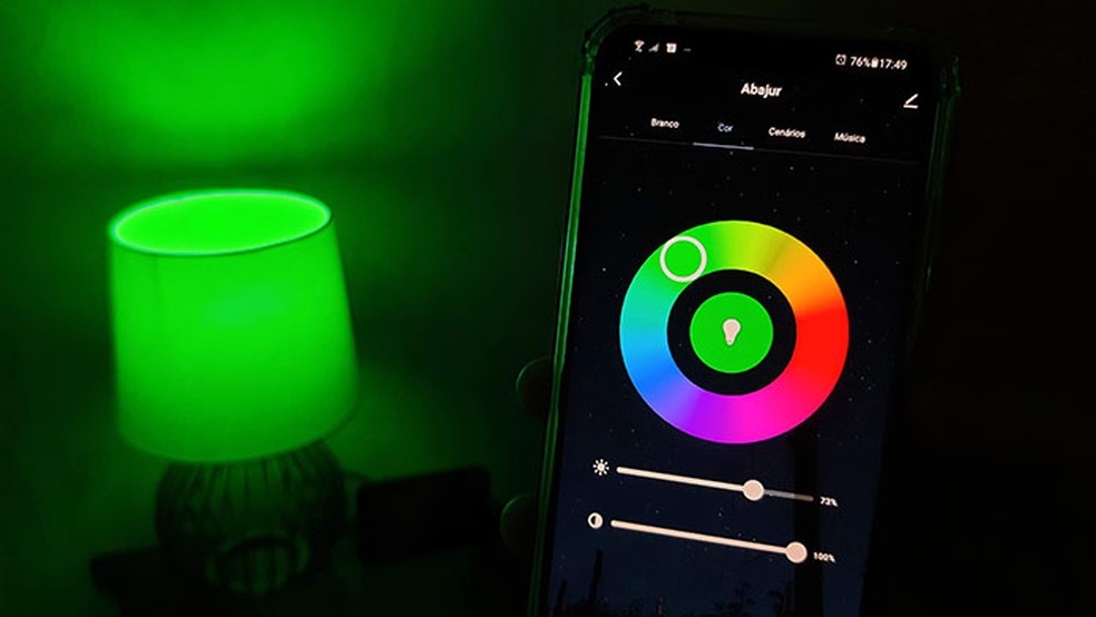 Alguns aplicativos permitem definir a cor e a intensidade da luz da lâmpada inteligente — Foto: Reprodução/Rafael Leite