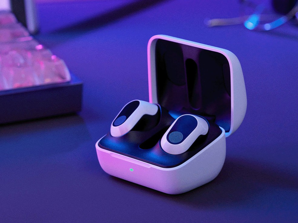 Sony InZone Buds tem estojo para transporte, incluindo espaço para o dongle — Foto: Divulgação/Sony