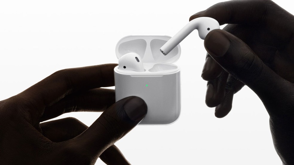 AirPods 2 oferecem bons níveis de bateria, conectividade e qualidade de som — Foto: Divulgação/Apple 