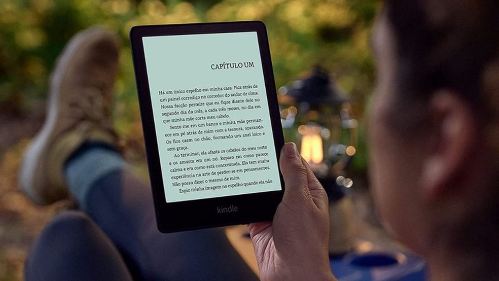 A diferença entre o Kindle 11ª Geração e o Kindle Paperwhite está na iluminação embutida — Foto: Divulgação/Amazon