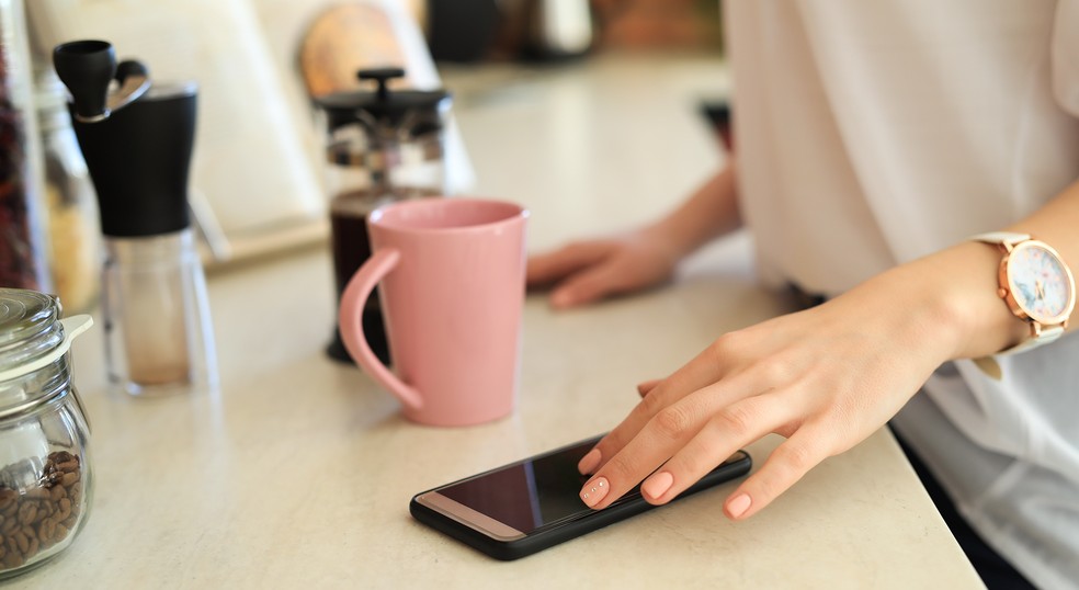 Com a cafeteira smart é possível preparar os detalhes da bebida pelo celular — Foto: Foto: Divulgação/Freepik/Racool Studio