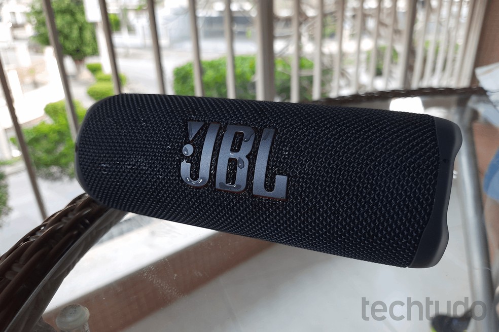 JBL Flip 6 oferece certificação IP67 — Foto: Reprodução/Maria Alice Freire