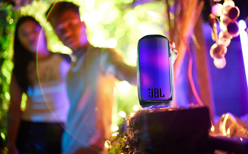 A nova Pulse 5 conta com um jogo de luzes de LED que ilumina o ambiente — Foto: Divulgação/JBL