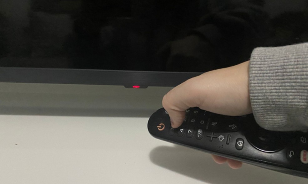 Ligue a sua smart TV LG e certifique-se de que tudo está funcionando corretamente — Foto: Reprodução/Vitória Bernardes