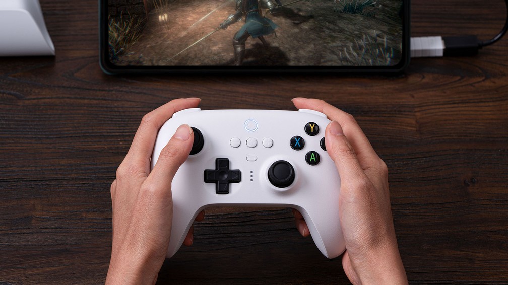 Ultimate Controller, da 8BitDo conta com conexão sem fio, receptor de 2,4 Ghz e acompanha cabo USB e suporte de carregamento — Foto: Divulgação/8BitDo