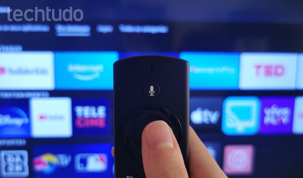 O controle Fire TV Stick Lite possibilita acesso facilitado a diversos serviços de streaming — Foto: Beatriz Cardoso/TechTudo