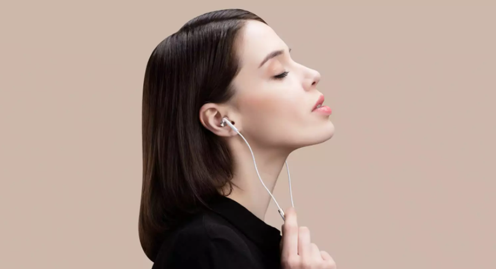 Os fones de ouvido intra-auriculares possuem pontas que se encaixam nos ouvidos, o que isola o som externo — Foto: Divulgação/Xiaomi