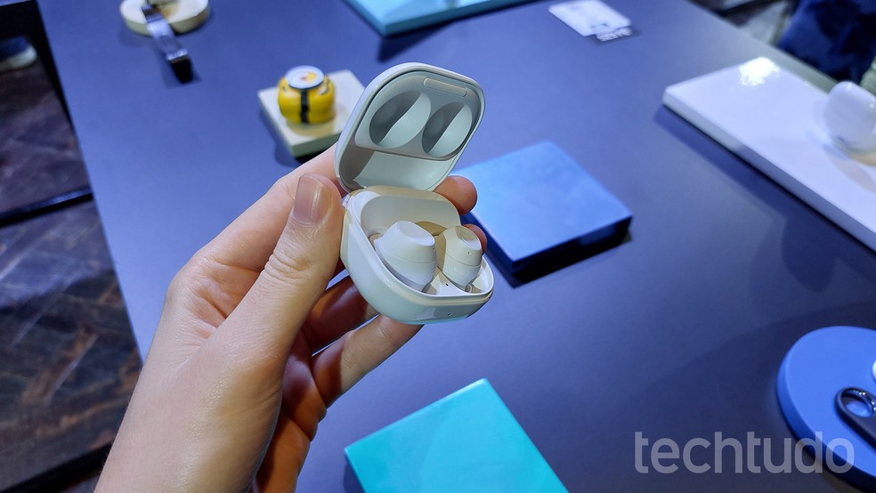 O formato da case do Galaxy Buds FE é quadrado com as quinas arredondadas — Foto: Gisele Barros/TechTudo