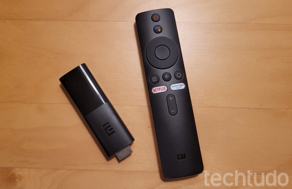 O Mi TV Stick da Xiaomi tem proposta similar a de alguns concorrentes — Foto: Paulo Alves/TechTudo