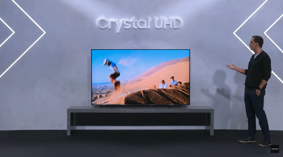 A Crystal UHD AU8000 é a nova opção de entrada com recursos premium da Samsung — Foto: Reprodução/Samsung