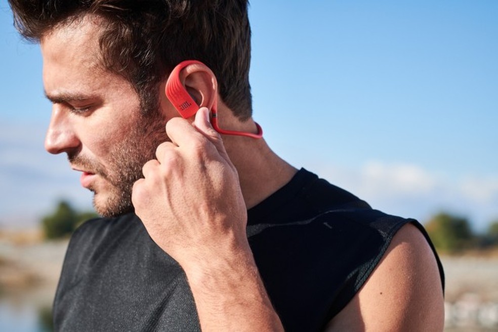 Fones com resistência à água podem ser ideias para práticas de exercícios físicos — Foto: Divulgação/JBL