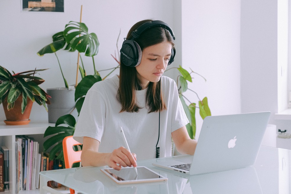 Macs têm maior controle do ecossistema de hardware — Foto: Pexels/Anna Shvets