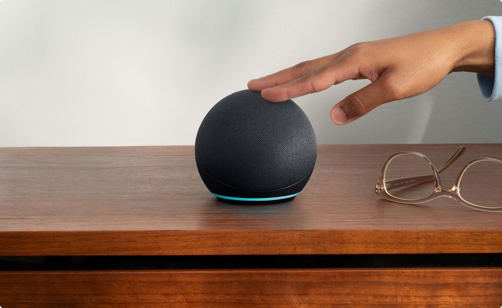 Amazon Echo Dot 5 na bancada. Dispositivo com Alexa pode ser uma companhia para seus entes queridos — Foto: Reprodução/Amazon