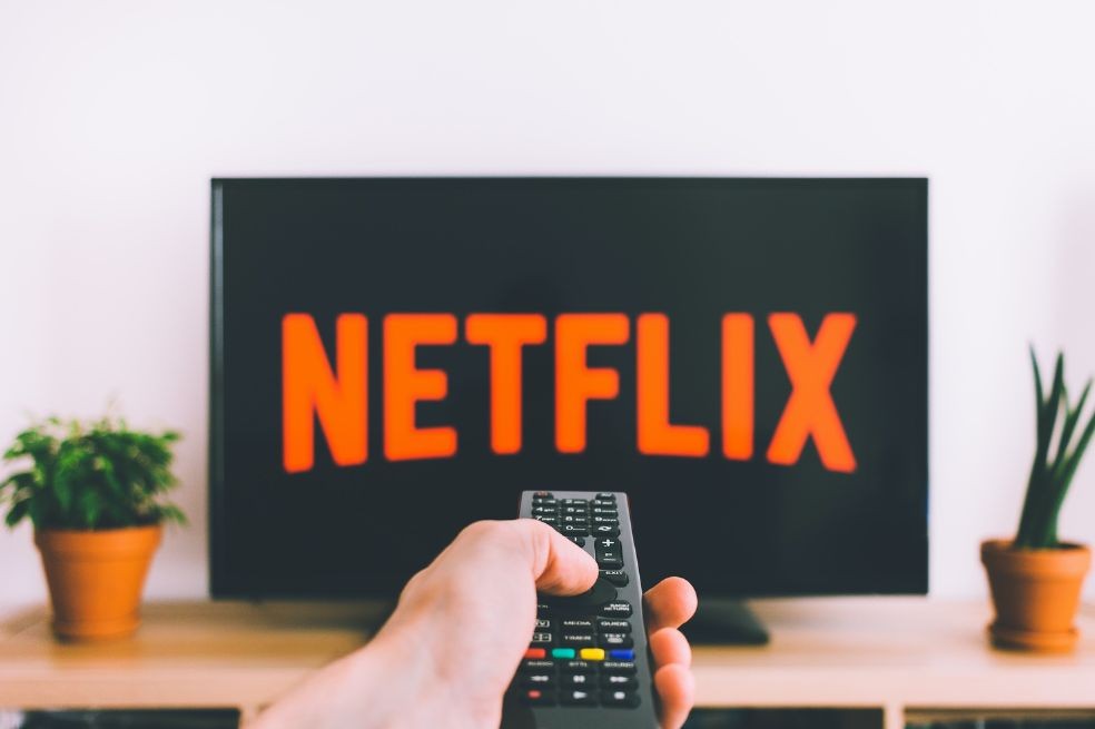 Televisão reproduzindo o aplicativo da Netflix — Foto: Reprodução/Unsplash