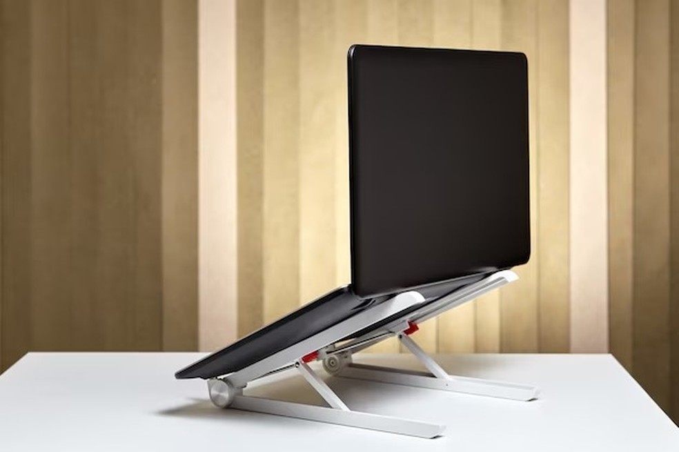 Suporte para notebook: 8 modelos para ter mais conforto ao usar o laptop — Foto: Divulgação/Freepik